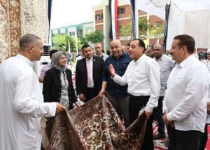 رئيس الوزراء يتفقد معرض الحرف اليدوية ومجمع خدمات المواطنين بقرية شما بالمنوفية