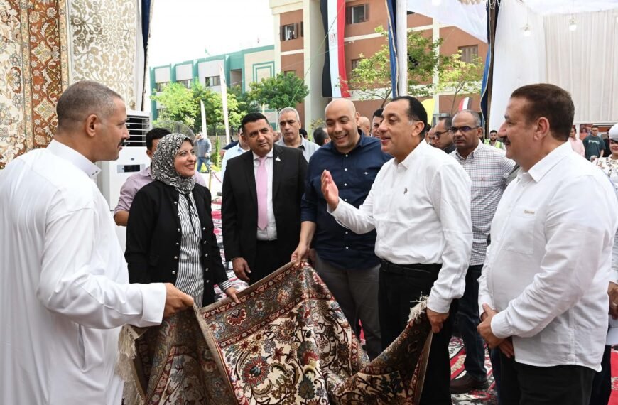 رئيس الوزراء يتفقد معرض الحرف اليدوية ومجمع خدمات المواطنين بقرية شما بالمنوفية
