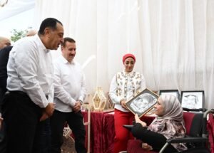 فتاة من ذوي الهمم ترسم بقدميها تبهر رئيس الوزراء.. من هي ندى علام؟