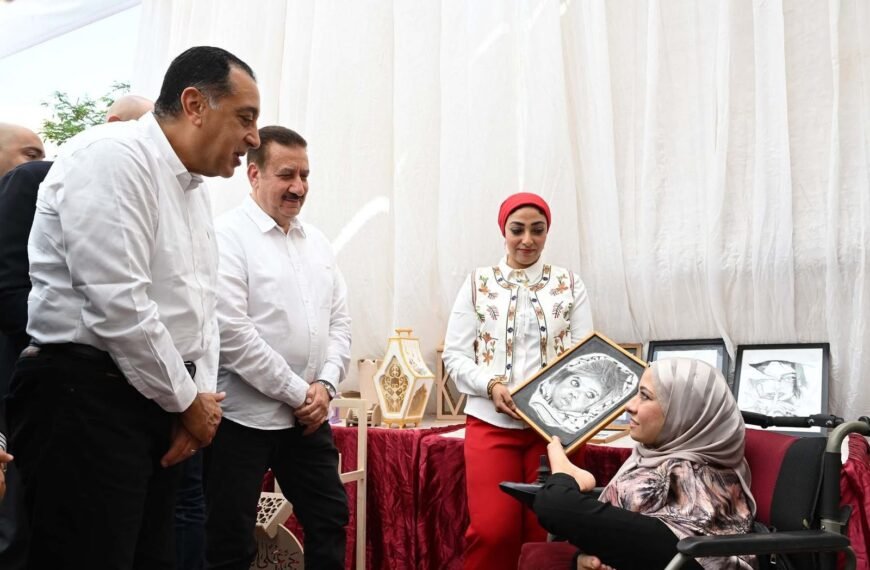 فتاة من ذوي الهمم ترسم بقدميها تبهر رئيس الوزراء.. من هي ندى علام؟