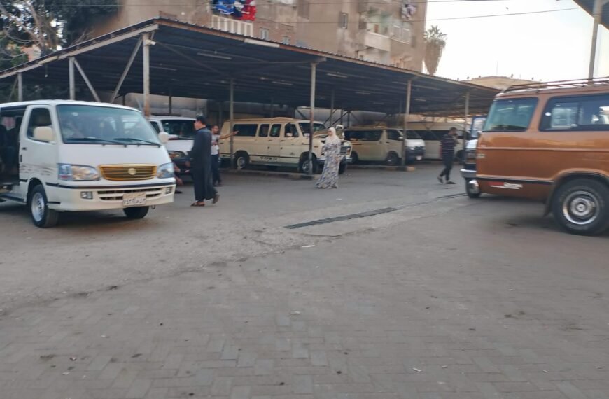 إيقاف سيارة لمخالفة تعريفة الركوب والحمولة الزائدة بموقف تلا شبين الكوم