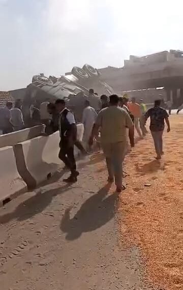 إنقلاب سيارة نقل محملة بالقمح بالطريق الإقليمي بأشمون