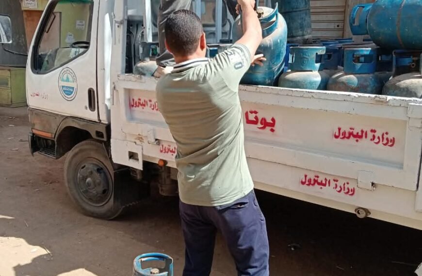 لمواجهة جشع التجار ..رئيس مركز الباجور يدفع بسيارة محملة بأسطوانات الغاز لقرية أسريجة