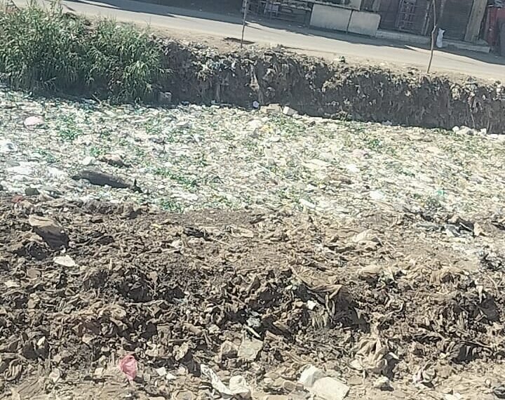 ترعة تتحول إلى مقلب قمامة بقرية جامع بدر… والأهلى يستغيثون