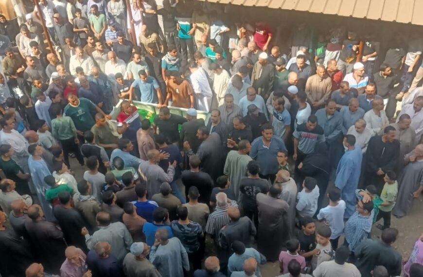 الآلاف يشيعون جثمان شاب لقي مصرعه علي يد زميله بقرية كفر الفنانون