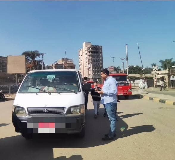 خلال جولته الميدانية .. ضبط سائق يقوم بتحميل الركاب خارج مجمع المواقف بأشمون