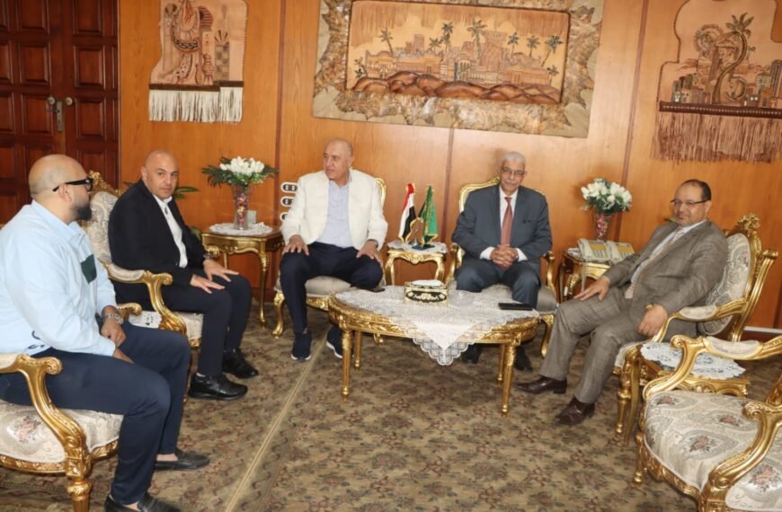 رئيس جامعة المنوفية يلتقي وفد من رجال الأعمال لبحث دعم الخدمات الطبية بالمستشفيات الجامعية