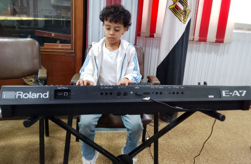 مدير تعليم المنوفية يستقبل الموهوب معاذ الدليل.. طفل يعزف على أوتار الإبداع”