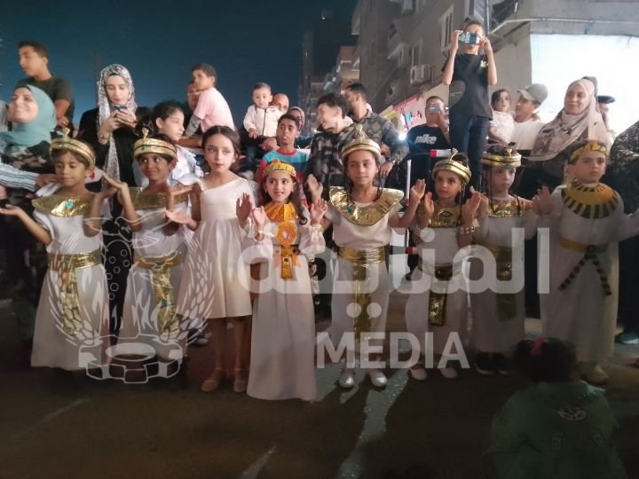 المئات من المواطنين تتوافد علي شاشات عرض افتتاح المتحف المصري الكبير بمراكز المحافظة