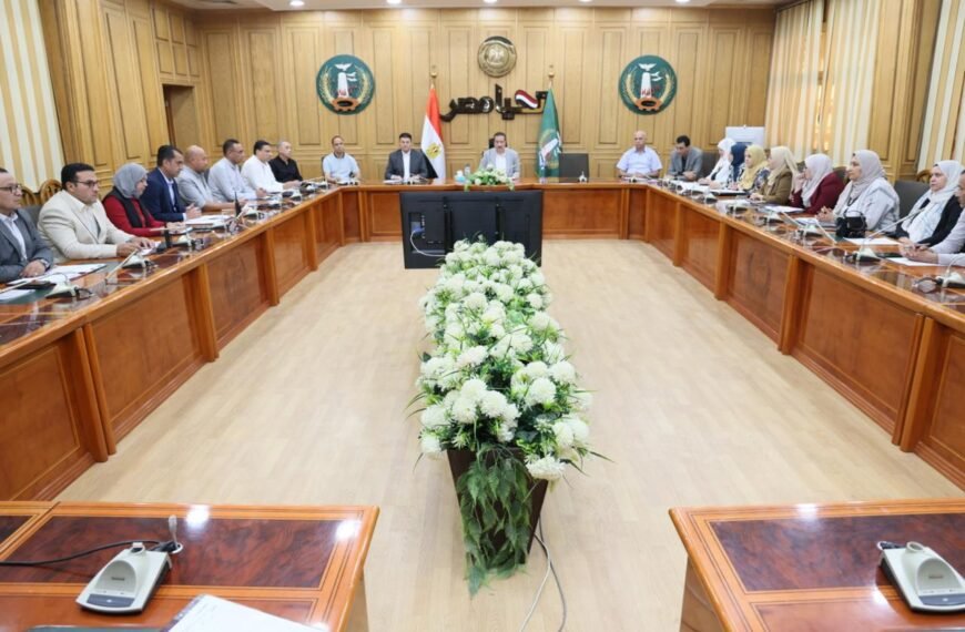 خلال اجتماعه برؤساء الوحدات المحلية … محافظ المنوفية يوجه بمتابعة مشروعات الخطة الإستثمارية