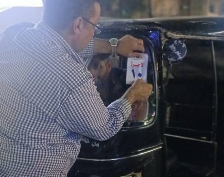 ١٠ جنيهات.. وضع ملصقات بتعريفة ركوب موحدة على مركبات التوكتوك بمركز الشهداء