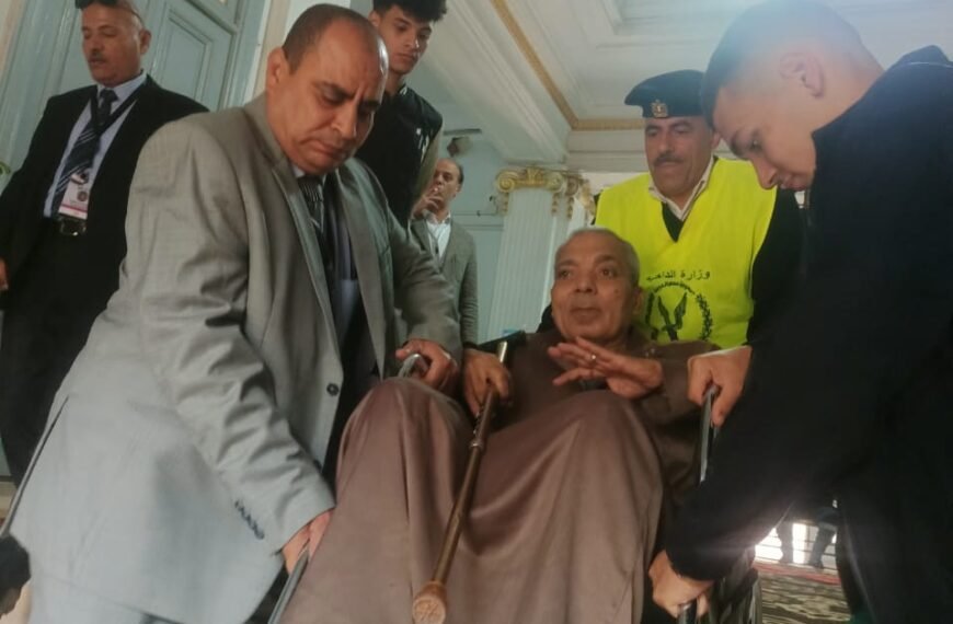 رجال الشرطة يساعدون كبار السن على الإدلاء بأصواتهم باستخدام كراسي متحركة بالمنوفية