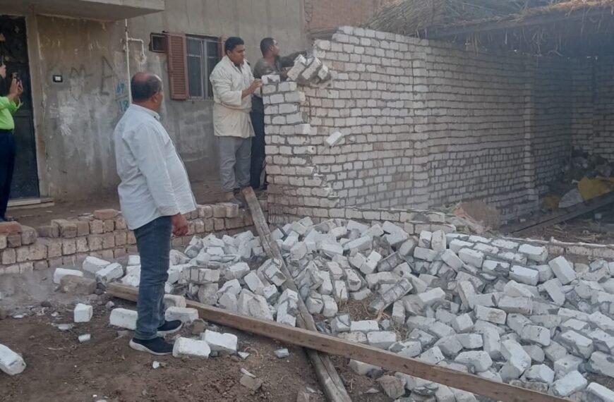 أبو حطب يحيل عدداً من المختصين بالزراعة والوحدة المحلية بسمادون للتحقيق لتقاعسهم عن تنفيذ إزالة 3 مخالفات بناء