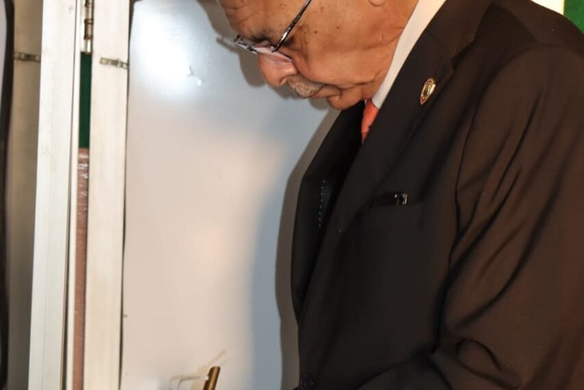 رئيس جامعة المنوفية يُدلي بصوته في انتخابات مجلس النواب 2025