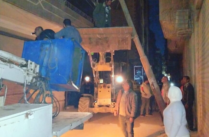 إزالة عمود إنارة بعد اصطدام سيارة به بشارع متفرع من طلعت حرب بشبين الكوم