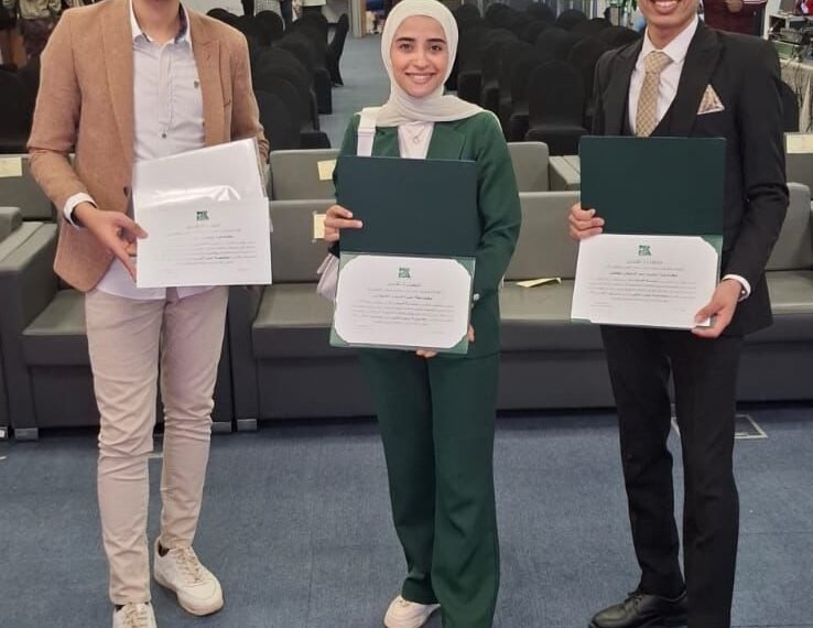 تكريم فريق من خريجي تكنولوجيا الميكاترونكس بالأكاديمية العربية بعد نجاحهم في تصنيع وإنتاج نموذج ماكينة تخريز بلاستيك