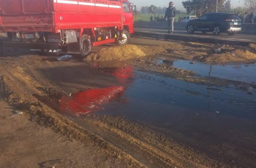 انقلاب سيارة نقل محملة بالزيوت على طريق القاهرة- اسكندرية الزراعي أمام قرية عرب الرمل بالمنوفية