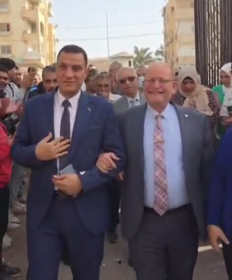 بالورود.. طلاب علوم المنوفية يصنعون ممرًا شرفيًا لتكريم عميد الكلية السابق