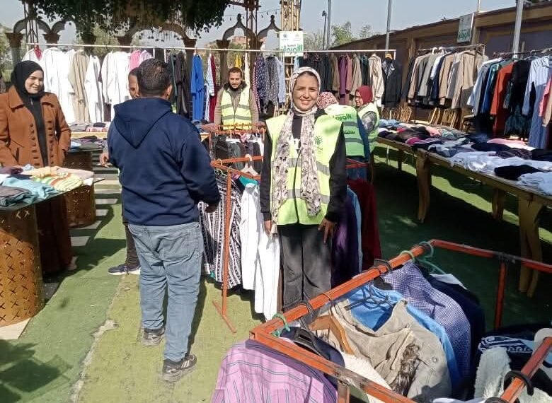 تضامن المنوفية توزع 2000 قطعة ملابس على الأسر الأولى بالرعاية بقرية منشأة سيف