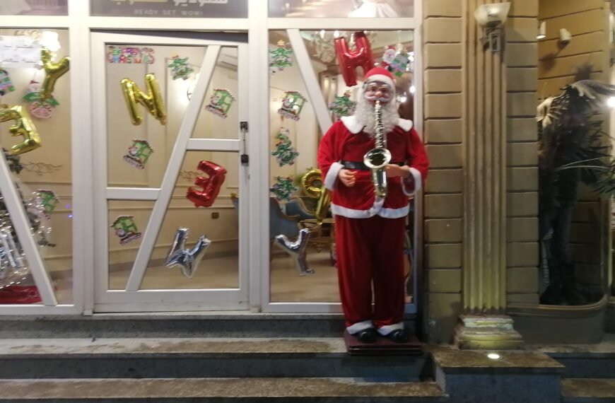 تزيين الميادن العامة وإلتقاط الصور مع شجرة الكريسماس أبرز مظاهر الإحتفال برأس السنة الجديدة