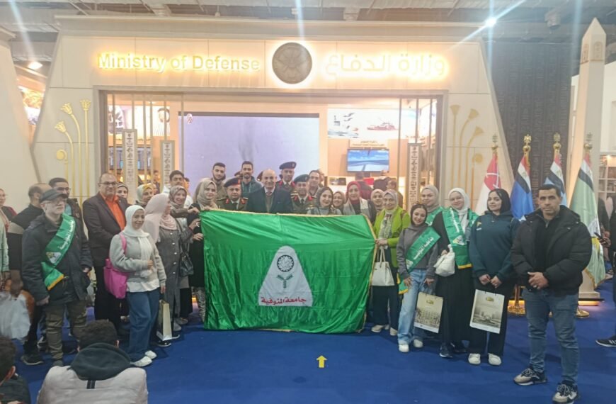 عبدالباري يتفقد جناح وزارة الدفاع بمعرض القاهرة الدولي للكتاب