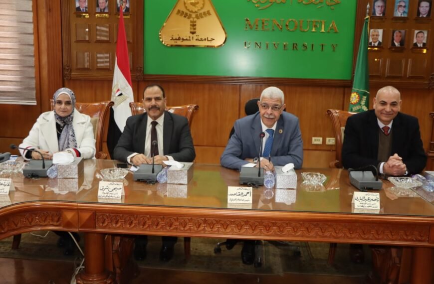 رئيس جامعة المنوفية يعقد اجتماعًا مع العمداء لمتابعة سير امتحانات الفصل الدراسي الأول وتطبيق الإرشاد الأكاديمي