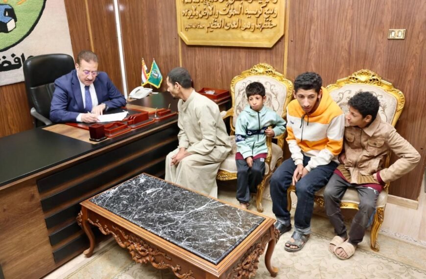 “في لقاء إنسانى ” محافظ المنوفية يلتقى بعدد من أبنائه من ذوى الهمم ( صم وبكم ) ويأمر بصرف مساعدات مالية وعينية عاجلة