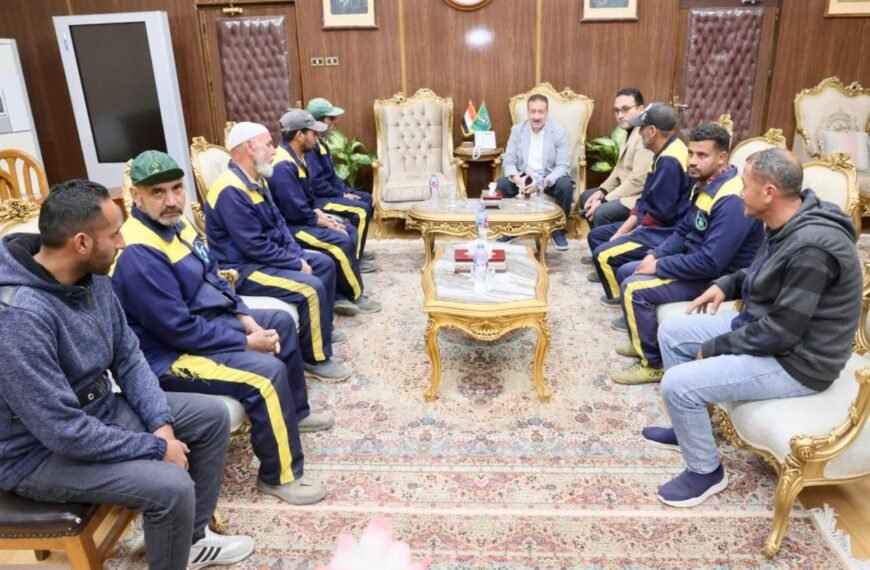 محافظ المنوفية يلتقى عدد من عمال النظافة بمكتبه ويقرر صرف مساعدات عينية دعماً لهم وتقديراً لجهودهم
