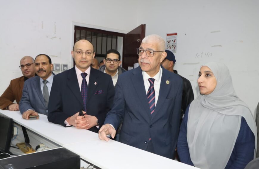 رئيس جامعة المنوفية يتفقد صيدلة الإسعاف ويتابع انتظام سير العمل ومستوى الخدمات الصيدلانية بالمستشفيات الجامعية