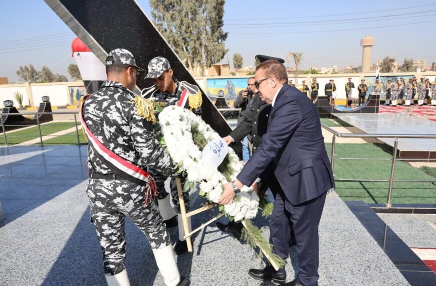 محافظ المنوفية ومدير الأمن يضعان إكليل الزهور علي النصب التذكاري لشهداء الشرطة بإدارة قوات الأمن بقويسنا