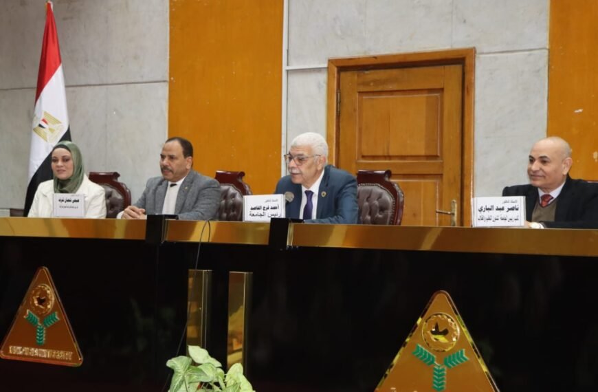 رئيس جامعة المنوفية يشيد بالتميز المؤسسي للجهاز الإدارى وتكامل الأداء خلال اجتماع موسع مع مديري العموم وأمناء الكليات