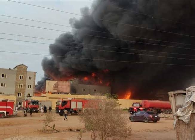 نشوب حريق بمخزن مراتب بقرية كفر سنجلف بالباجور