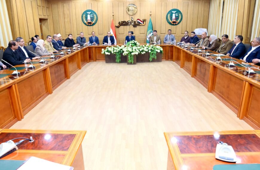 في لقاء ليلي موسع … محافظ المنوفية يلتقي مديري المديريات الخدمية لمناقشة أجندة العمل