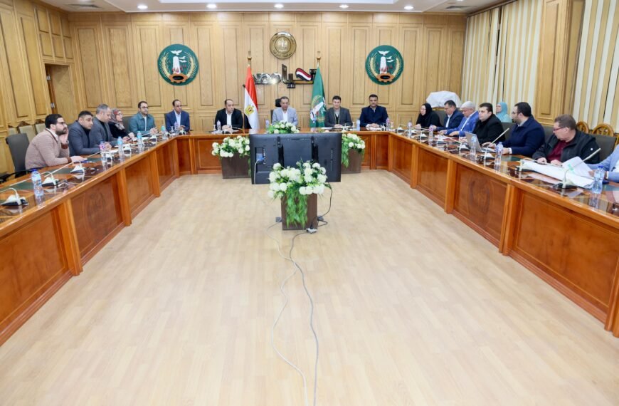 محافظ المنوفية يلتقي مسئولي الهيئة العامة للطرق ومديرية الطرق ووحدة الرصف لعرض نسب تنفيذ المشروعات