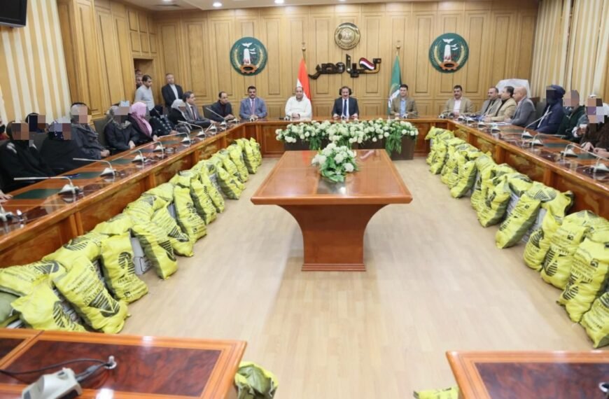 محافظ المنوفية يوزع مساعدات مالية ومواد غذائية لـــ 60حالة إنسانية من الأسر الأولى بالرعاية