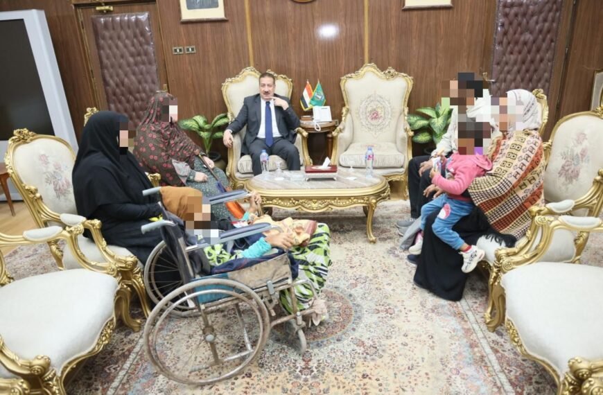 محافظ المنوفية يلتقي عدداً من الحالات الانسانية والاسر الاولى بالرعاية ويقرر صرف مساعدات مالية وعينية عاجلة