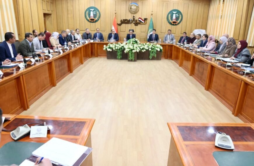 في أولى اجتماعاته .. محافظ المنوفية يترأس اجتماعا موسعاً برؤساء الوحدات المحلية للمراكز والمدن والأحياء