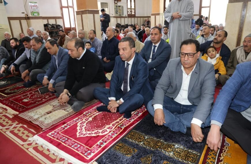 محافظ المنوفية يؤدى شعائرصلاة الجمعة بمسجد أبو علي بمركز ومدينة تلا