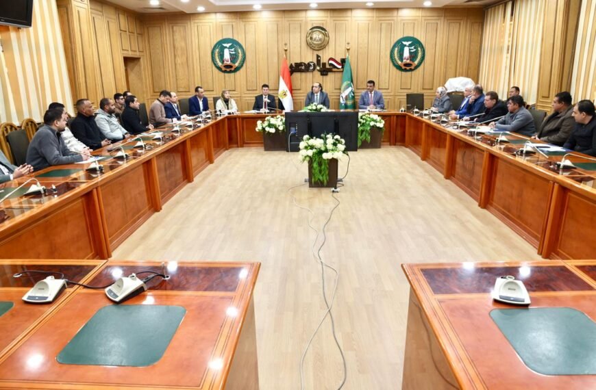 نائب محافظ المنوفية يعقد اجتماعاً تنسيقياً بعدد من المسؤولين والشركات المنفذة لمتابعة الموقف التنفيذي لمشروعات الرصف