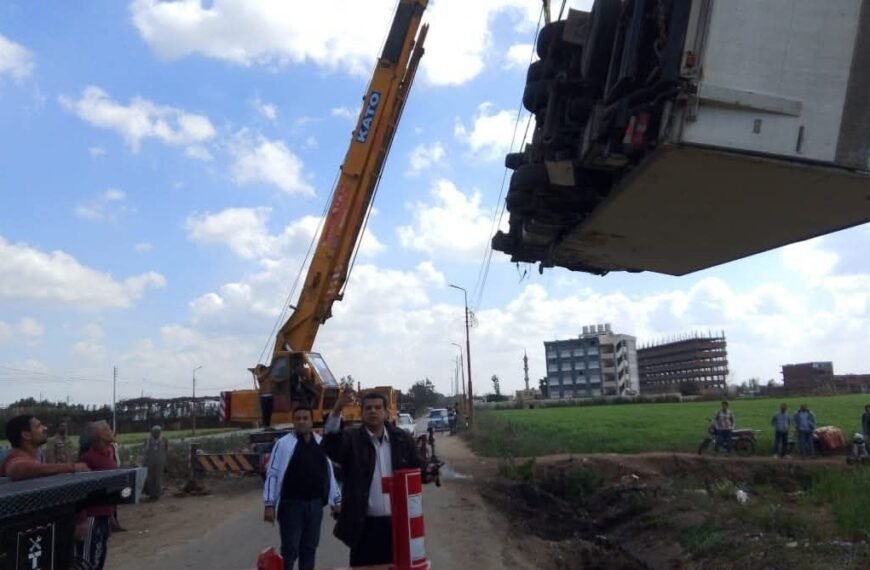 رفعوها بونشين..سقوط سيارة نقل في مروى مائي بجوار مصرف بالمنوفية