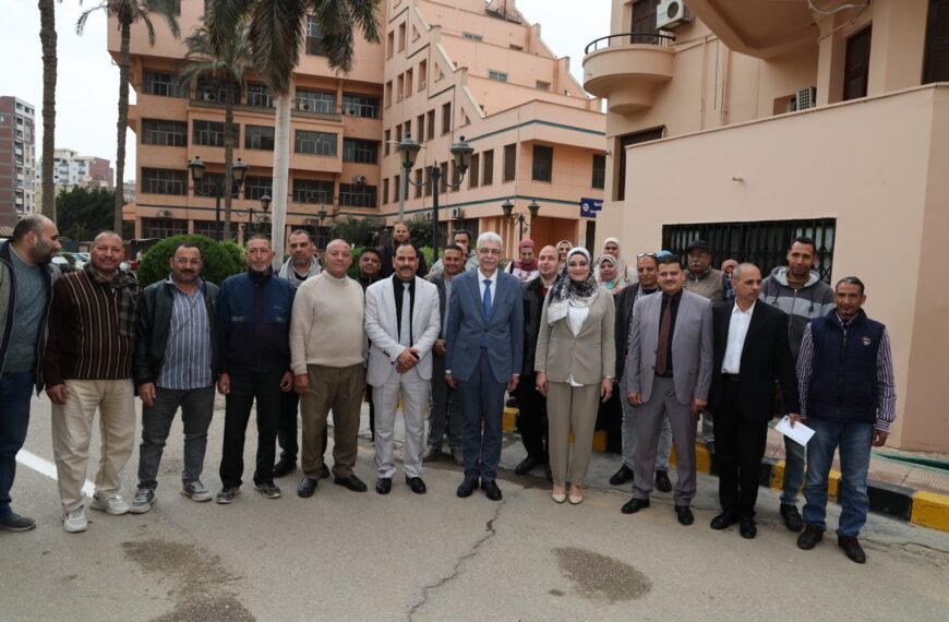 في جولة تهنئة موسعة.. رئيس جامعة المنوفية يشارك العاملين فرحة عيد الفطر ويشيد بجهودهم