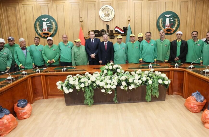 محافظ المنوفية يلتقي عدد من عمال النظافة للتهنئة بعيد الفطر المبارك