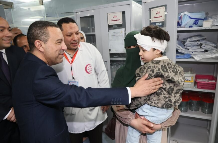 محافظ المنوفية يزور الأسر الفلسطينية بمستشفى شبين الكوم التعليمي للإطمئنان علي حالتهم الصحية