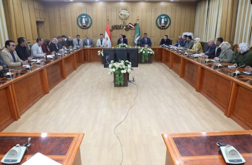 خلال اجتماع برؤساء الوحدات المحلية .. محافظ المنوفية يشدد علي رفع درجة الاستعداد القصوى لمواجهة الأحوال الجوية