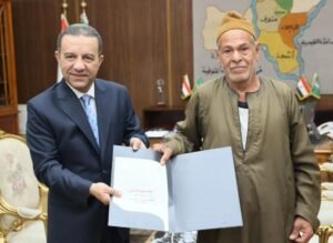 محافظ المنوفية يسلّم عقود تقنين أراضي أملاك الدولة لعدد من المواطنين المستوفين للاشتراطات