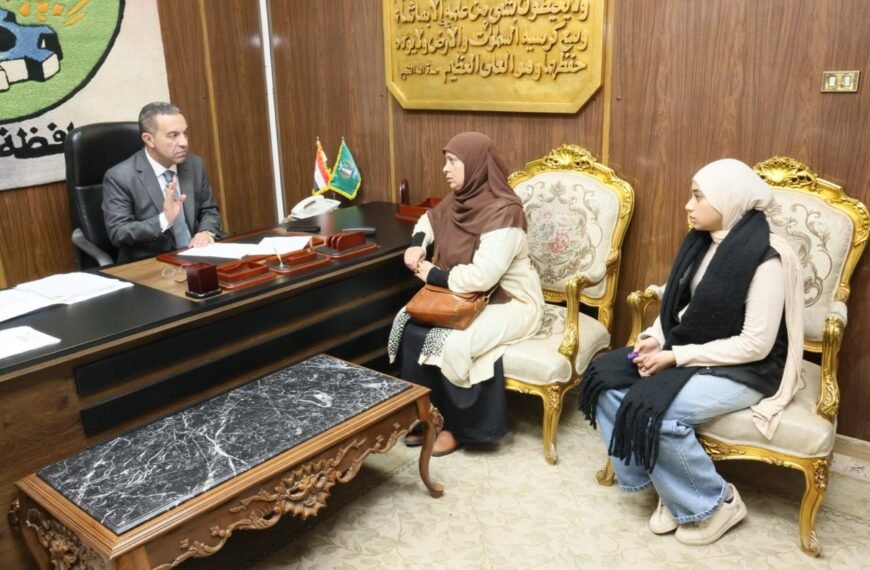 محافظ المنوفية يواصل لقاءاته بالمواطنين ويفحص عدداً من الطلبات ويكلف الجهات المختصة بفحصها