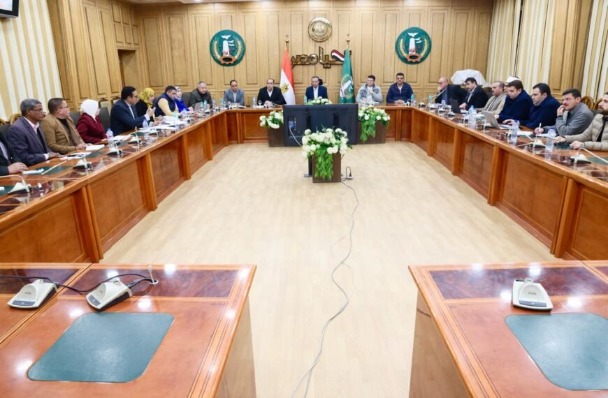 خلال لقاء برؤساء سرس الليان وحي غرب شبين الكوم .. محافظ المنوفية يستعرض معدلات الأداء بمشروعات الخطة الاستثمارية