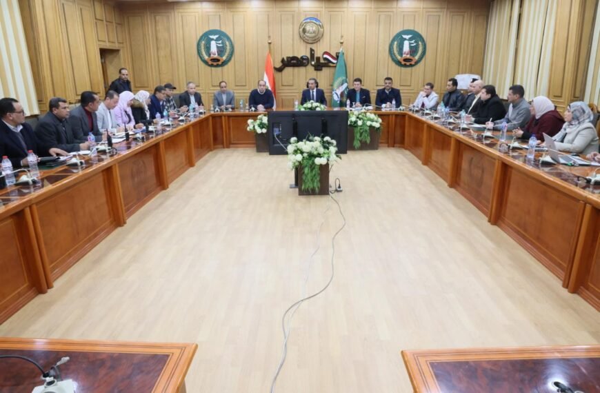 محافظ المنوفية يعقد اجتماعا موسعاً برؤساء المراكز والمدن والاحياء ويوجه بتشديد الرقابة على الأسواق لضمان توافر السلع الاستراتيجية