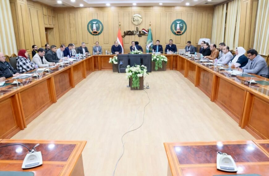 محافظ المنوفية يجتمع برؤساء بركة السبع وتلا والسادات لمناقشة خطط العمل ومعدلات الأداء