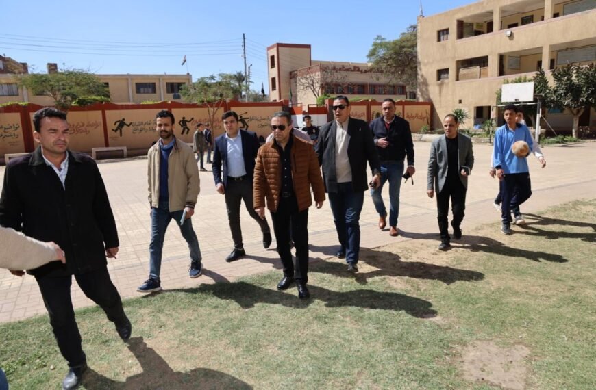 محافظ المنوفية يفاجئ مدرسة الشهداء الثانوية العسكرية لمتابعة انتظام العملية التعليمية ويحيل المدير للتحقيق